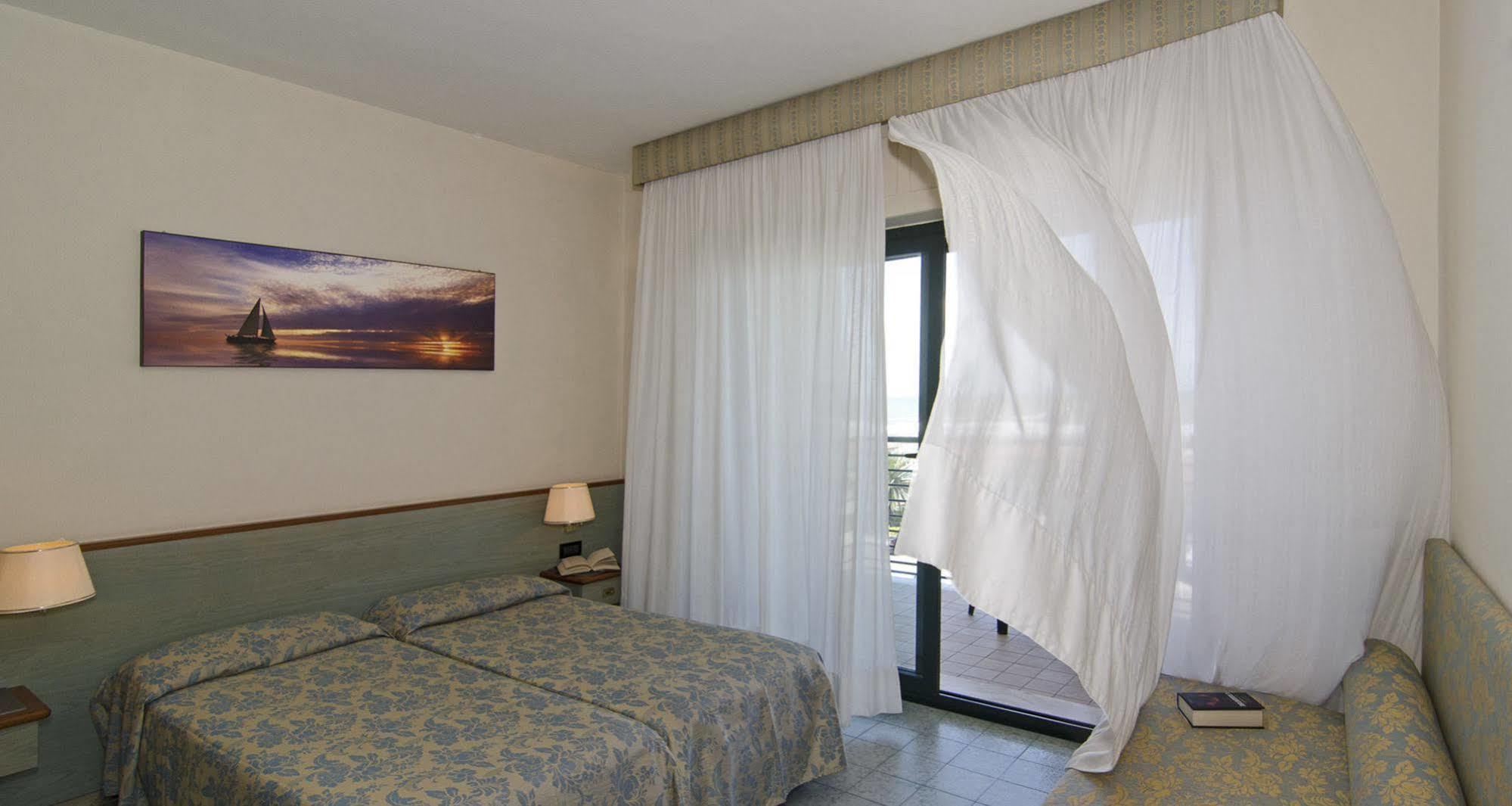 Hotel Paris ليدو دي كامايوري المظهر الخارجي الصورة